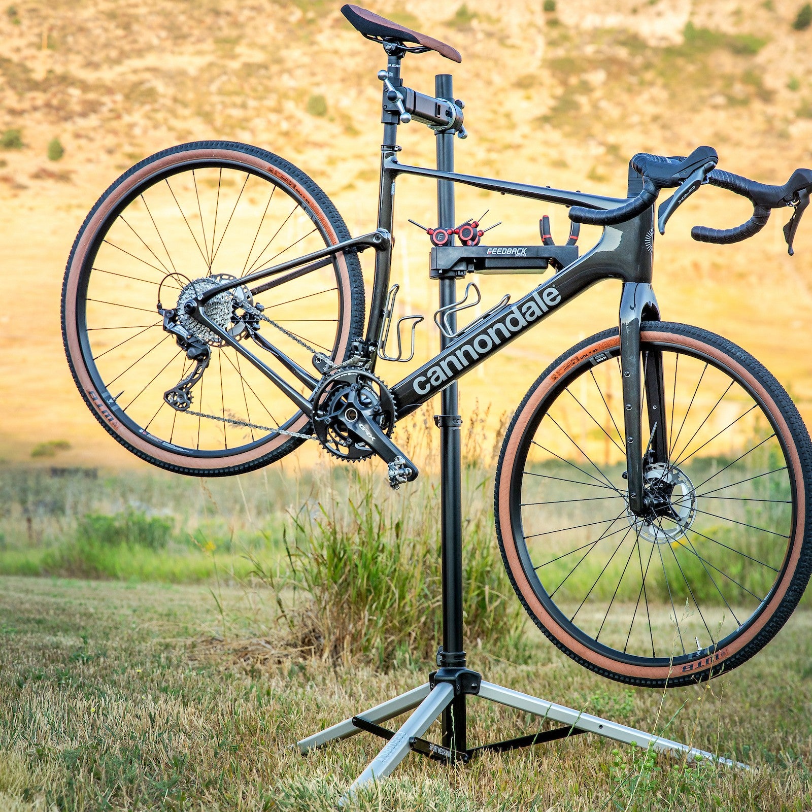 feedback-sports-sport-mechanic-2-0-bike-repair-stand-with-tool-tray image 2
