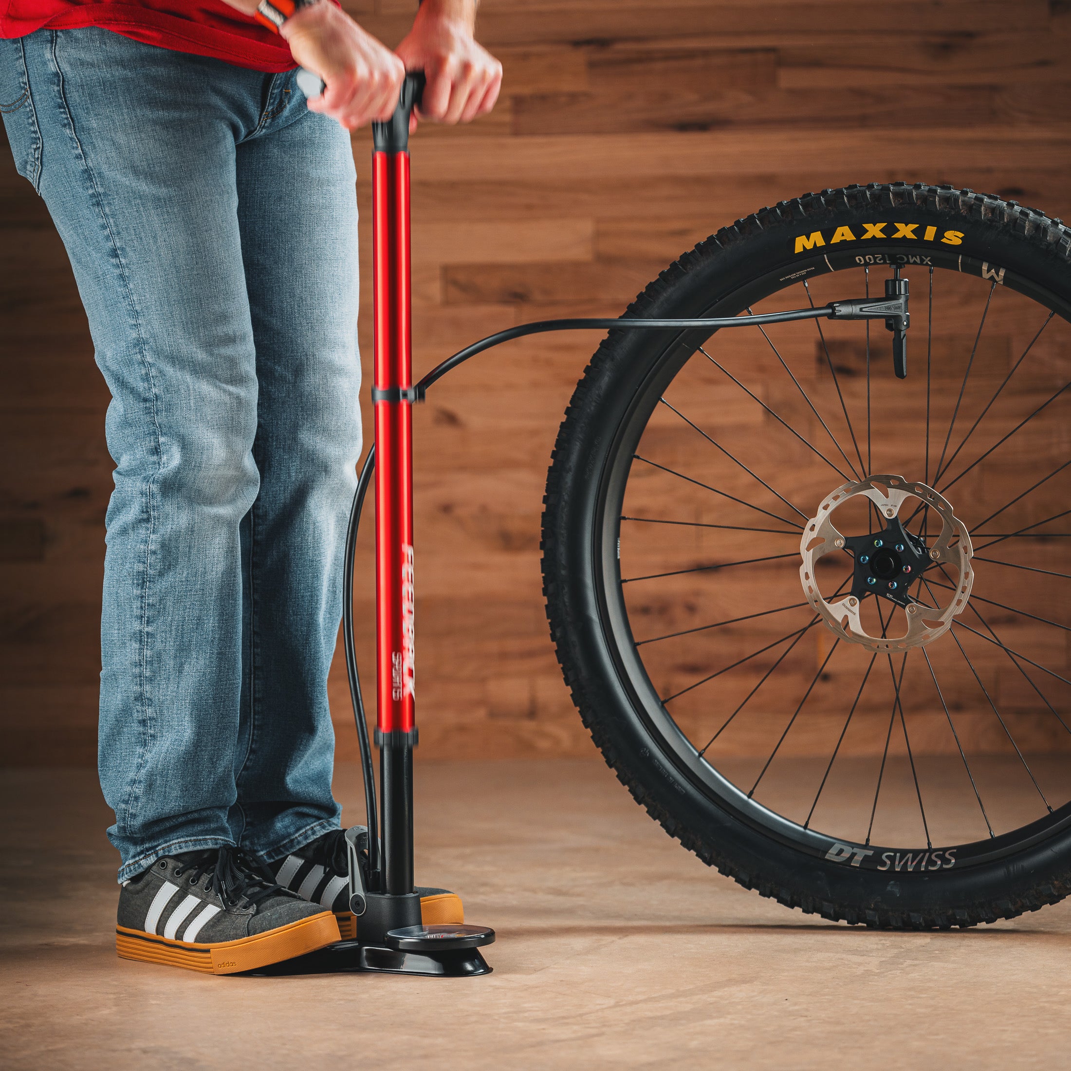 feedback-sports-pneuma-cc-dual-function-compact-floor-pump-tubeless-charger image 2