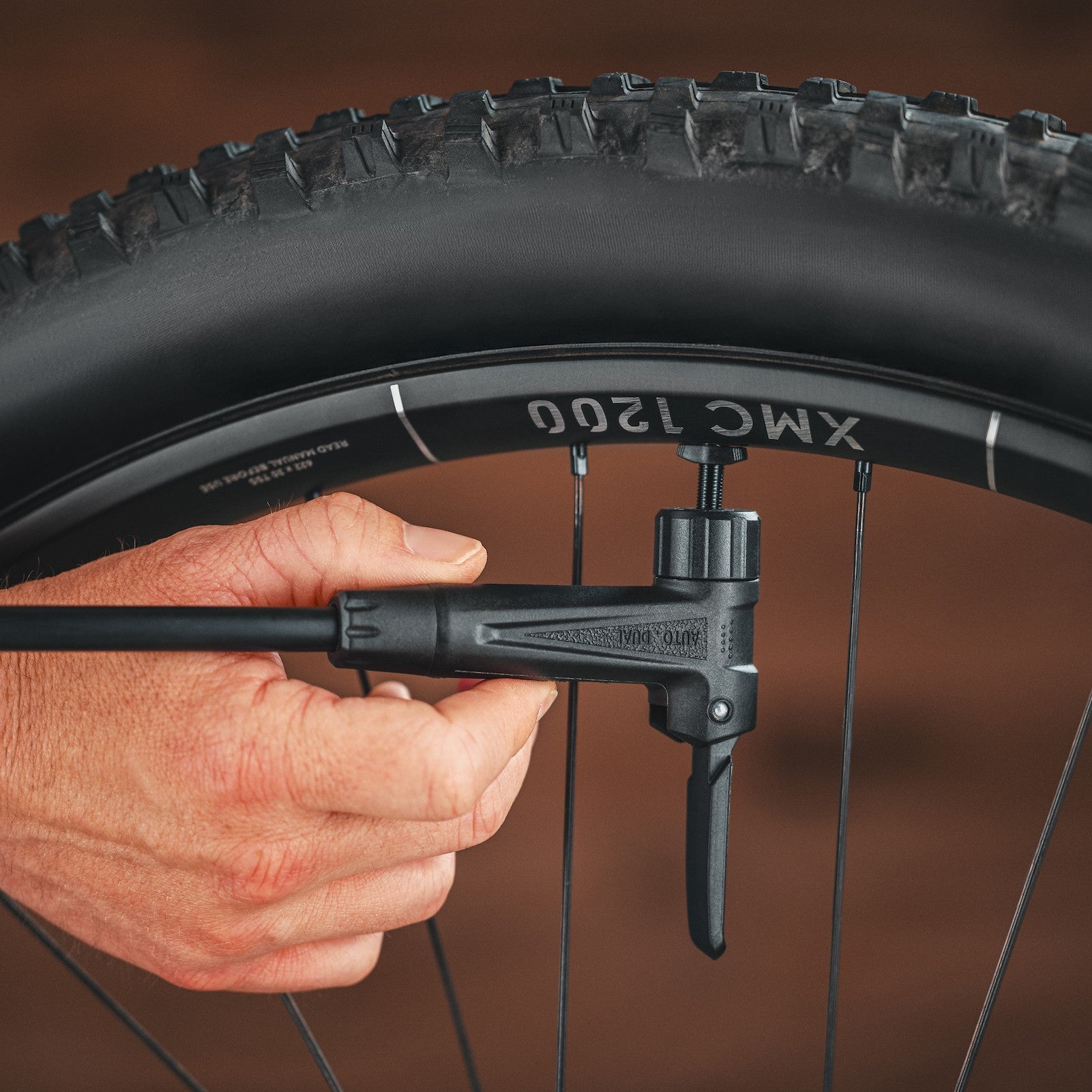 feedback-sports-pneuma-cc-dual-function-compact-floor-pump-tubeless-charger image 6