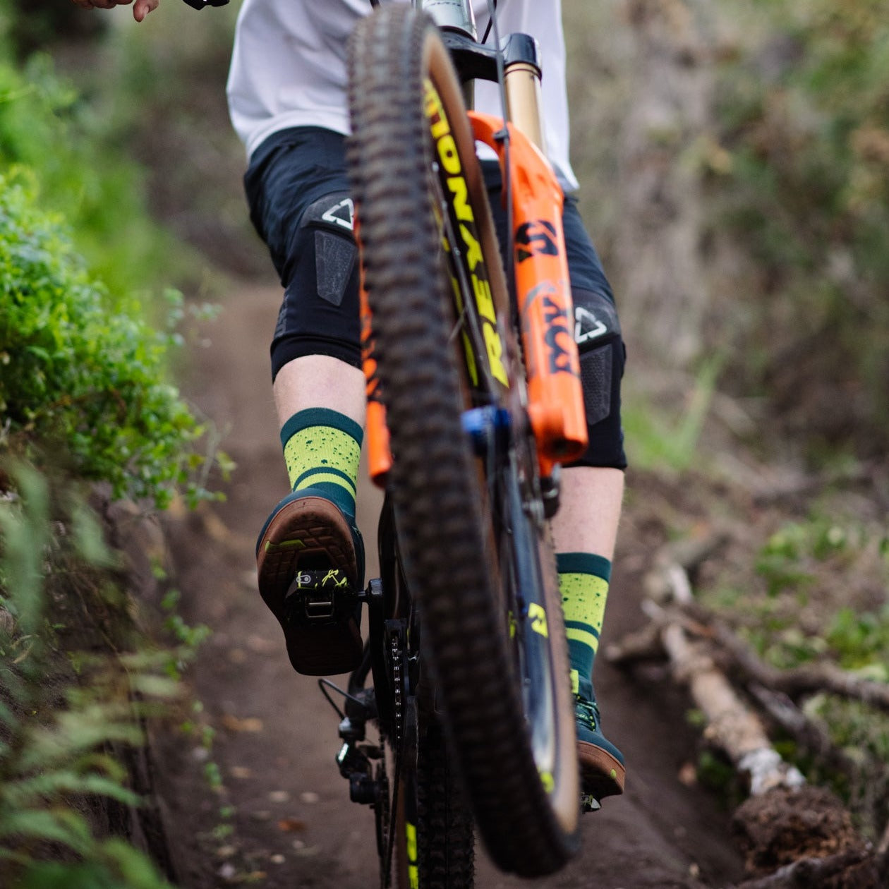 crankbrothers-icon-mtb-socks-petrol-lime-splatter image 2