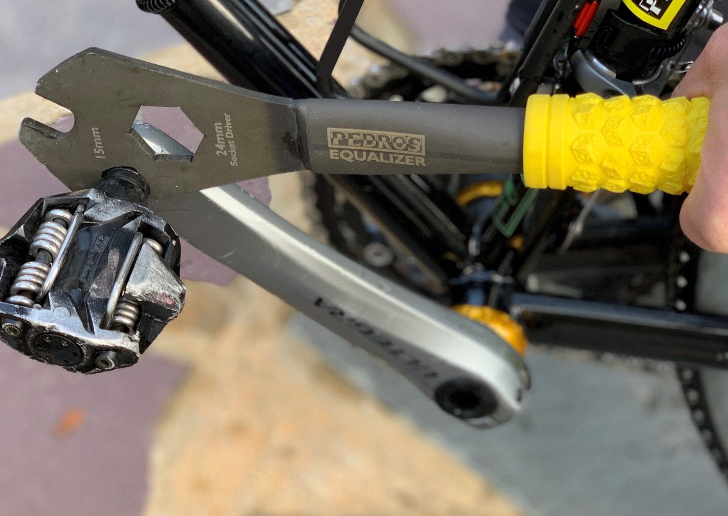 pedro-s-equalizer-pedal-wrench-ii-15mm-dual-head-pedal-wrench-with-24mm-socket-d image 2