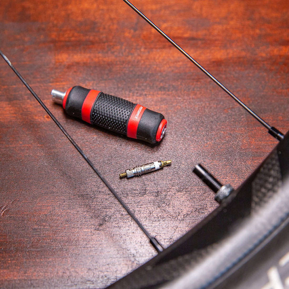 feedback-sports-valve-core-tool-dual-presta-schrader-compact image 6