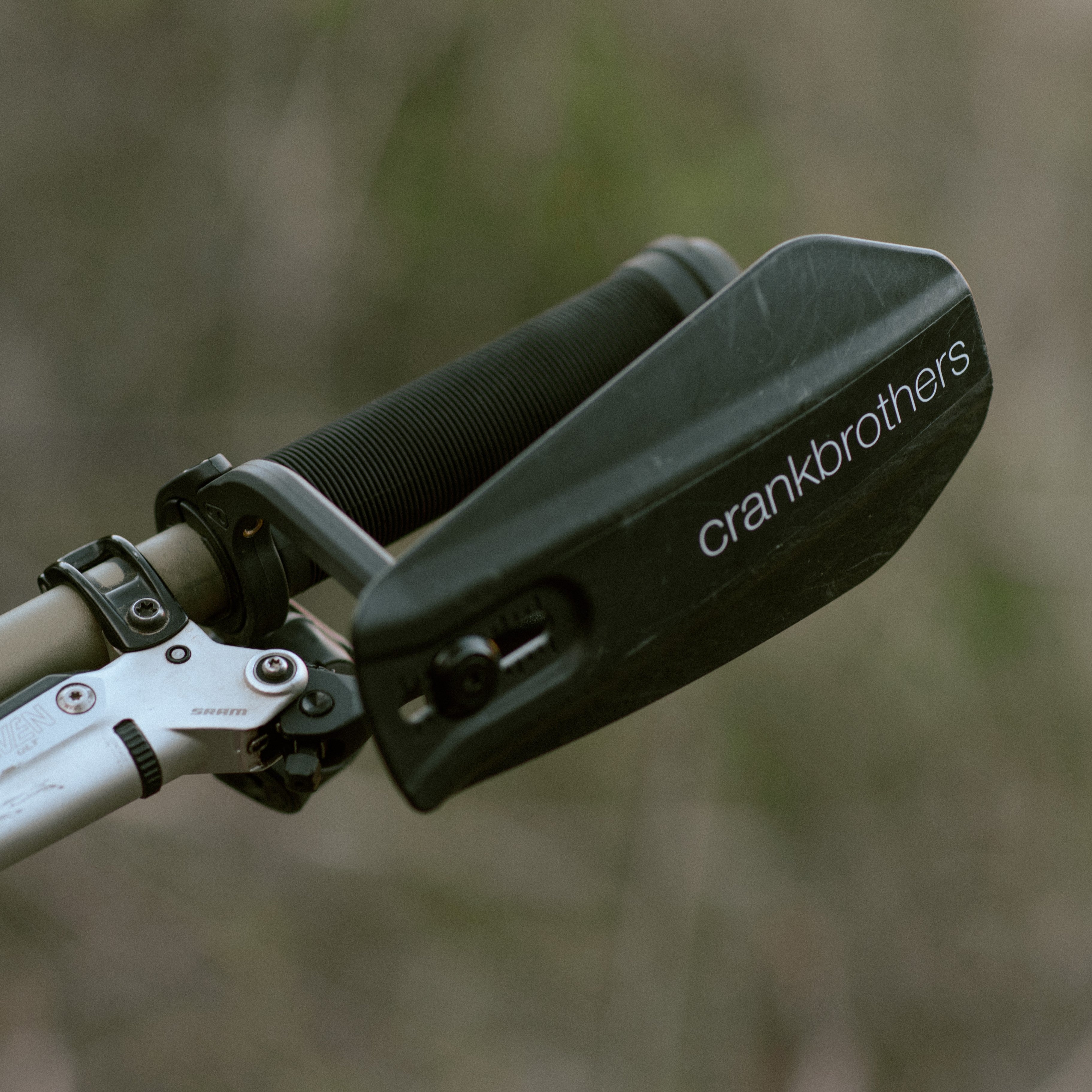 crankbrothers-guardian-integrated-handguard-kit image 5
