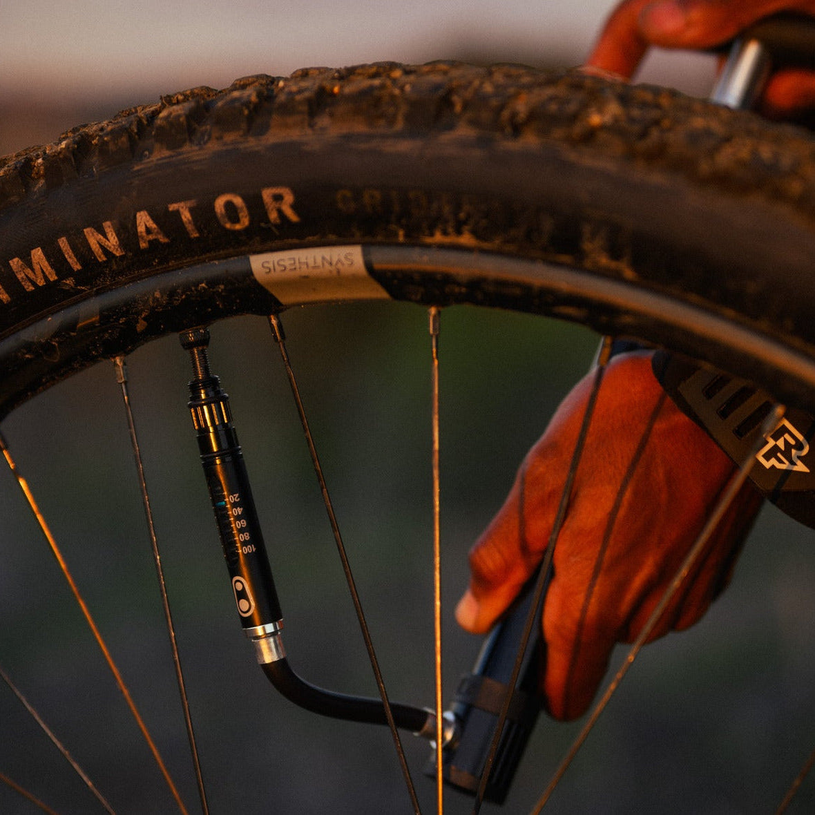 crankbrothers-klic-hv-gauge-hand-pump-with-plug-tool image 8