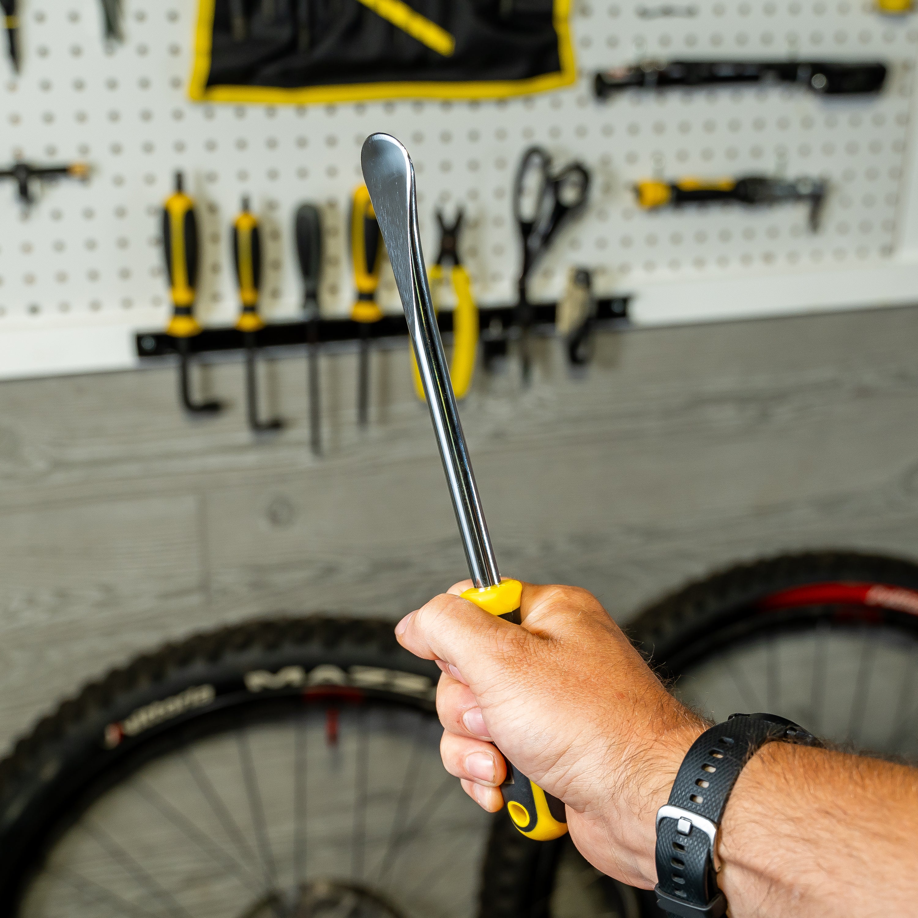 pedro-s-downhill-tire-lever-ii-steel-tire-lever-with-screwdriver-handle image 3